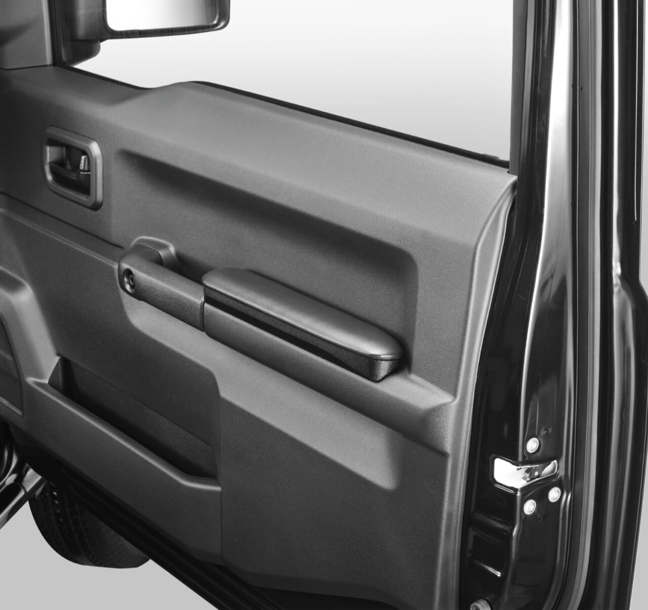カーメイトのドアアームレストを装着した状態のジムニーのドア(運転席側)|「これは知らなかった…」ドライバーだけでなく同乗者にも恩恵。クルマのドアグリップの意外な活用方法。