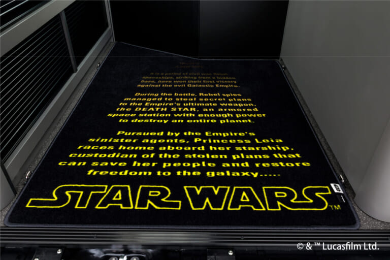 DA VINCI 6.0〈STAR WARS〉EDITIONのフロアマット｜「車内がヤバい」「スゴすぎだろ…」超有名SF映画を再現したキャンピングカー！ クオリティがとんでもないレベルだと話題に。