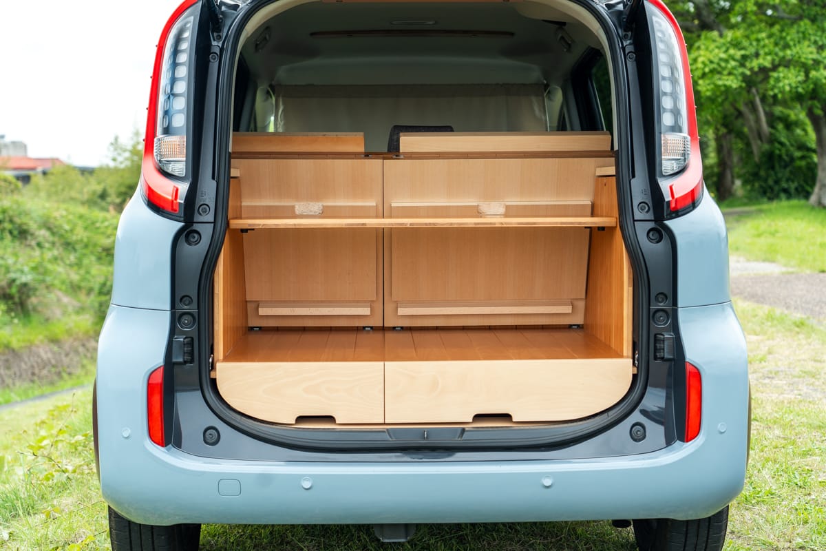 ｜トヨタ・ミニバン「回転する座席」に注目！「新幹線みたい…」簡単操作でリビングモード発動。構造上不可能だと思われていた問題を、独自機構と特許で解決！