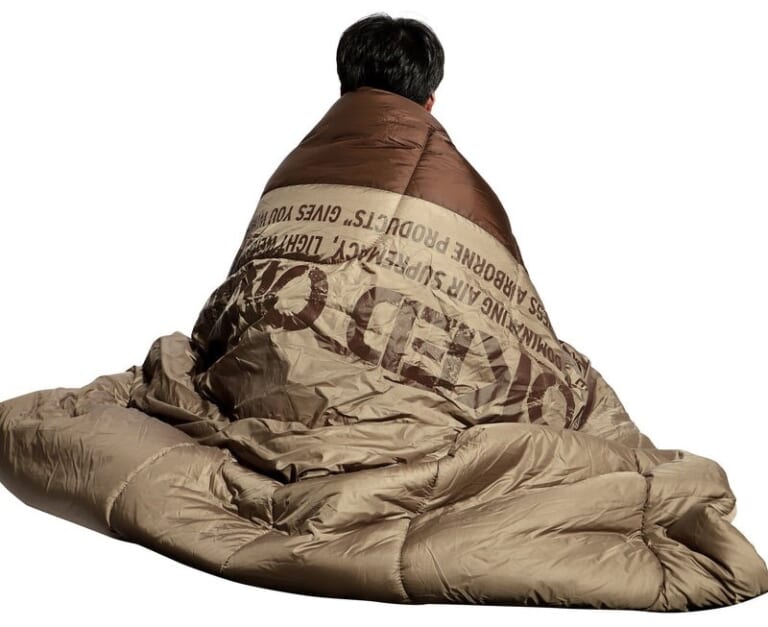 5WAYヒートシュラフ AIRBORNE|釣り具メーカーが開発「車内で凍える時代、終わりです」半信半疑のスタッフも「今では手放せない」。現場が作り出した超実用的な装備。