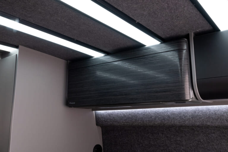 DA VINCI 6.0〈STAR WARS〉EDITIONのクールコンプシステム｜「車内がヤバい」「スゴすぎだろ…」超有名SF映画を再現したキャンピングカー！ クオリティがとんでもないレベルだと話題に。