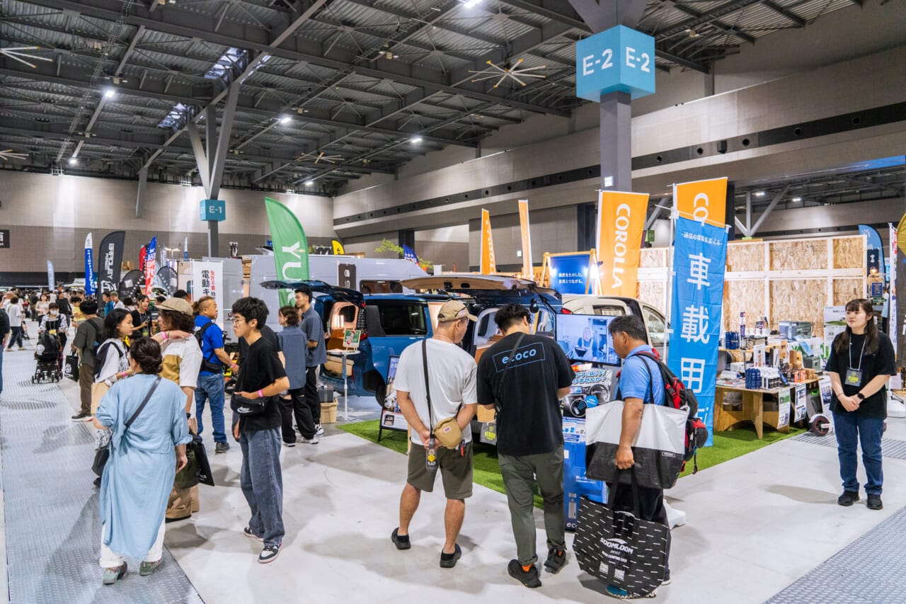 ｜トヨタ・ミニバン「回転する座席」に注目！「新幹線みたい…」簡単操作でリビングモード発動。構造上不可能だと思われていた問題を、独自機構と特許で解決！