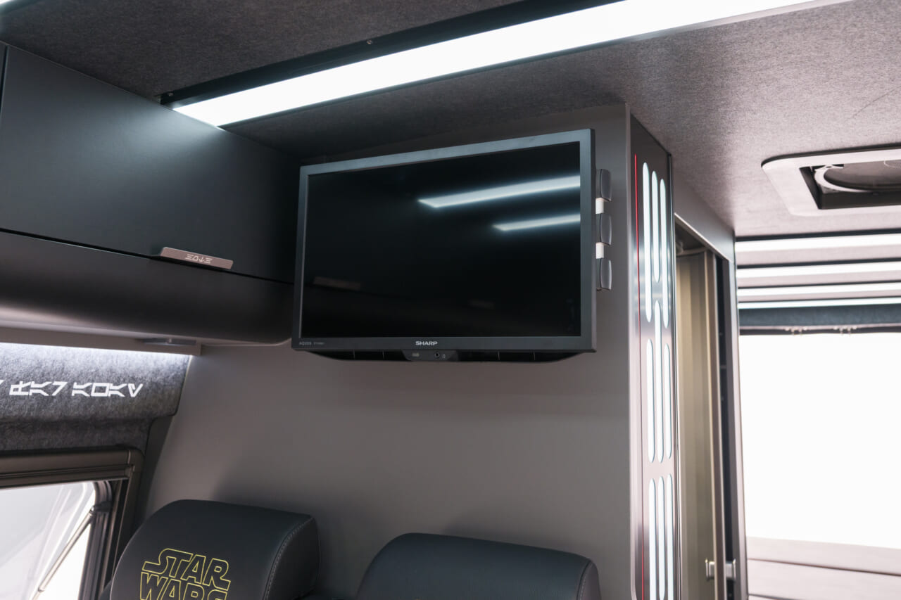 DA VINCI 6.0〈STAR WARS〉EDITIONの19インチテレビ|「車内がヤバい」「スゴすぎだろ…」超有名SF映画を再現したキャンピングカー! クオリティがとんでもないレベルだと話題に。