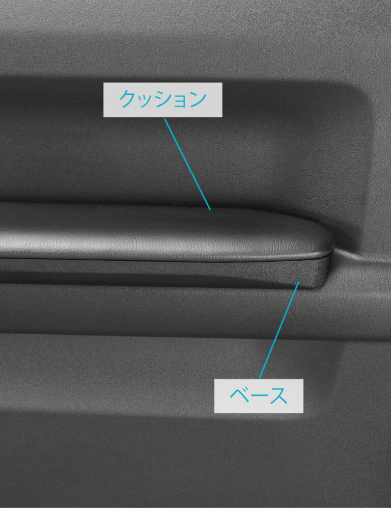 カーメイトのドアアームレストを装着した状態のジムニーのドア。|「これは知らなかった…」ドライバーだけでなく同乗者にも恩恵。クルマのドアグリップの意外な活用方法。