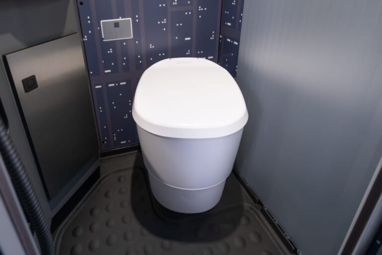 DA VINCI 6.0〈STAR WARS〉EDITIONのトイレ｜「車内がヤバい」「スゴすぎだろ…」超有名SF映画を再現したキャンピングカー！ クオリティがとんでもないレベルだと話題に。