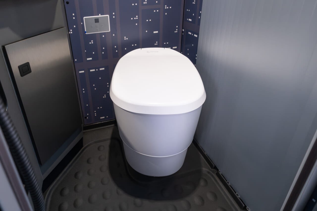DA VINCI 6.0〈STAR WARS〉EDITIONのトイレ|「車内がヤバい」「スゴすぎだろ…」超有名SF映画を再現したキャンピングカー! クオリティがとんでもないレベルだと話題に。