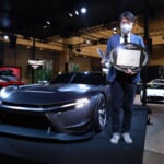 東京国際カスタムカーコンテスト2022 コンセプトカー部門優秀賞を受賞した際に佐藤恒治TGRプレジデント（当時、現トヨタ自動車社長）共に撮影
