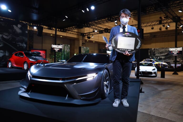 東京国際カスタムカーコンテスト2022 コンセプトカー部門優秀賞を受賞した際に佐藤恒治TGRプレジデント（当時、現トヨタ自動車社長）共に撮影｜TOYOTA GAZOO Racingのフラッグシップ「GR GT」って、どこがどうスゴイの？