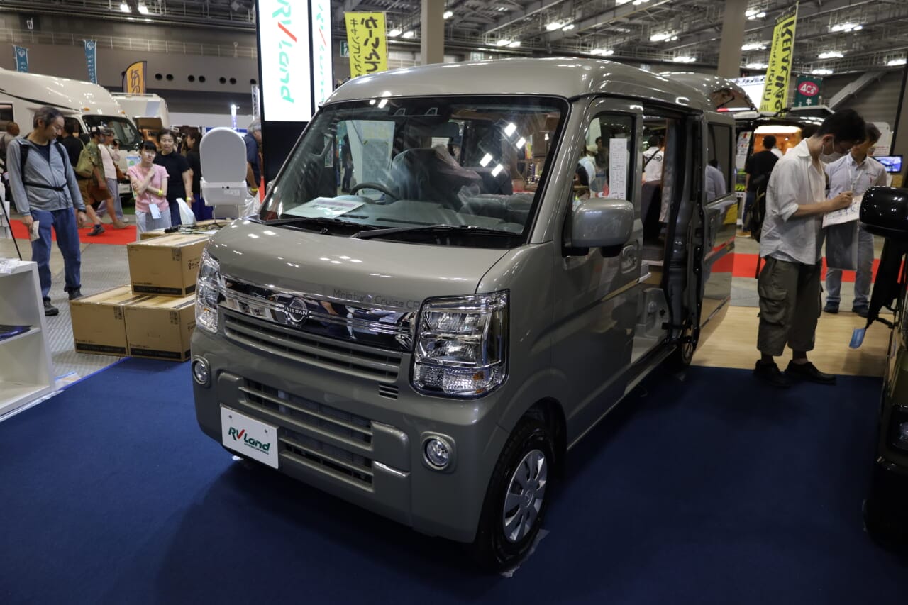 東京キャンピングカーショー2025の展示車のベース車両はニッサン•クリッパーバン。カタログ上はスズキ•エブリイJOINまたはエブリイJOINターボからの選択になる。｜「軽とは思えない」チープさ排除でブッ刺さる、まるで走るタイニーハウス。普通に手の届く価格帯が嬉しい軽キャンパー。