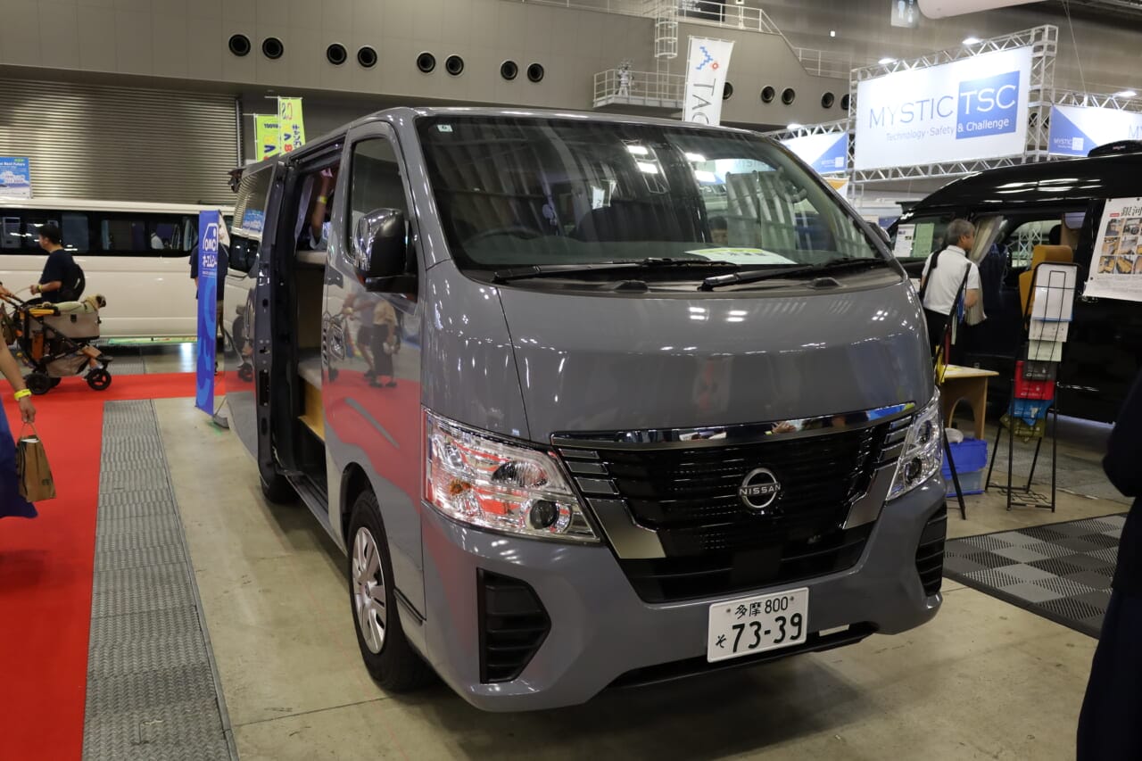 ベース車は日産•キャラバン GRANDプレミアムGX。全長4695mm×全幅1695mm×全高1980mmの標準ボディ•標準ルーフで街乗りでも取り回しの良いサイズだ。|「おいおい、これは住めちゃうぞ」クルマの中に電子レンジや冷蔵庫、キッチンまで装備。もはや1Kの部屋みたいで便利に使えそう。