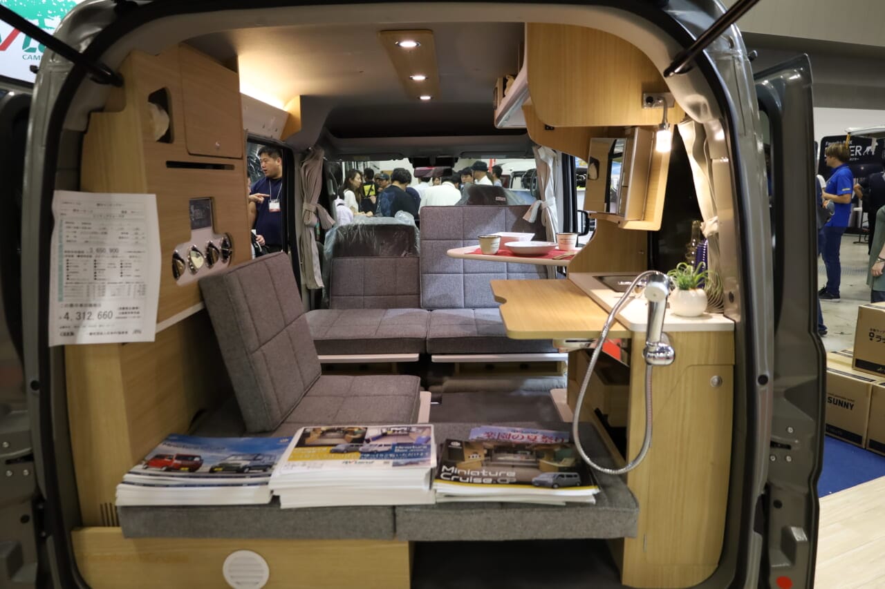 室内はL字ダイネットが展開された状態。乗車定員4名で座れ、足元が広くゆったりくつろげそうだ。対面対座のダイネットも展開できる。｜「軽とは思えない」チープさ排除でブッ刺さる、まるで走るタイニーハウス。普通に手の届く価格帯が嬉しい軽キャンパー。
