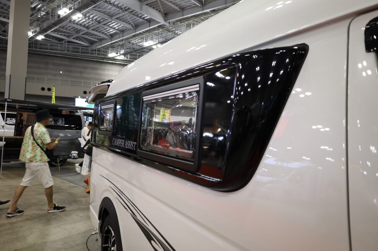 ワイド＋ハイルーフに加え、運転席側後部は出窓仕様でゆったりと快適にくつろげる室内に拡充。出窓はアクリル二重窓で結露しにくく、断熱•防音性が高く、網戸付きで暑い季節は開けることもできる。｜トヨタ車「衝撃の広さに感服」サイズ選びの新基準、ありそうでなかった珠玉の一台。経済的にクルマ旅。駐車場にも困らない。