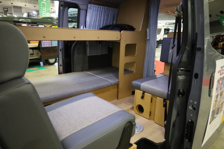 キッチンを後方に集約した1Kのような間取りもキャラバンZEROの大きな特徴だ。ダイネットにはテーブルも標準装備されていて、窓の景色を眺めながら食事やお茶が楽しめる。｜「おいおい、これは住めちゃうぞ」クルマの中に電子レンジや冷蔵庫、キッチンまで装備。もはや1Kの部屋みたいで便利に使えそう。