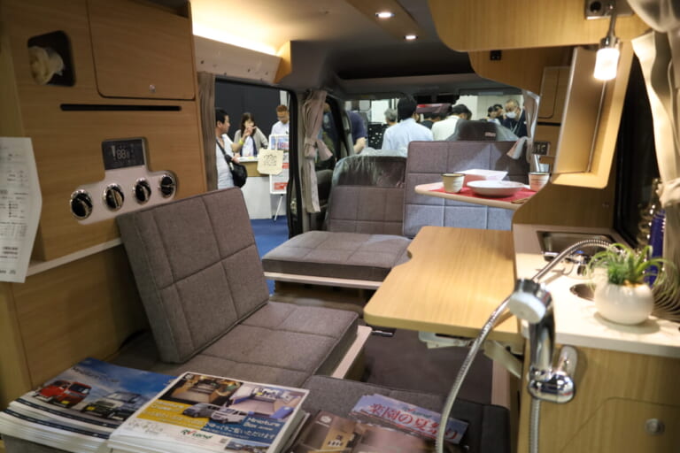 就寝時はダイネットの座面と同じ高さでフルフラットのベッドが広がる。7分割のベッドマットは一枚一枚が軽量でベッド展開も簡単に行える。|「軽とは思えない」チープさ排除でブッ刺さる、まるで走るタイニーハウス。普通に手の届く価格帯が嬉しい軽キャンパー。