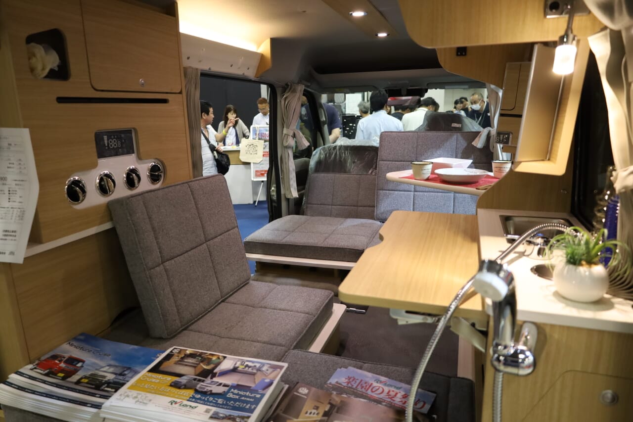 就寝時はダイネットの座面と同じ高さでフルフラットのベッドが広がる。7分割のベッドマットは一枚一枚が軽量でベッド展開も簡単に行える。｜「軽とは思えない」チープさ排除でブッ刺さる、まるで走るタイニーハウス。普通に手の届く価格帯が嬉しい軽キャンパー。