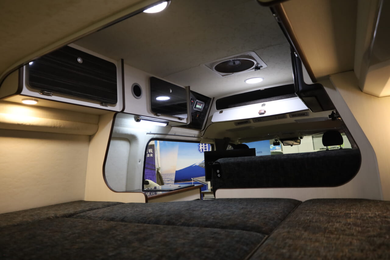 常設ベッドはワイドボディを出窓で拡張し、ダブルサイズベッドを実現。|トヨタ車「衝撃の広さに感服」サイズ選びの新基準、ありそうでなかった珠玉の一台。経済的にクルマ旅。駐車場にも困らない。