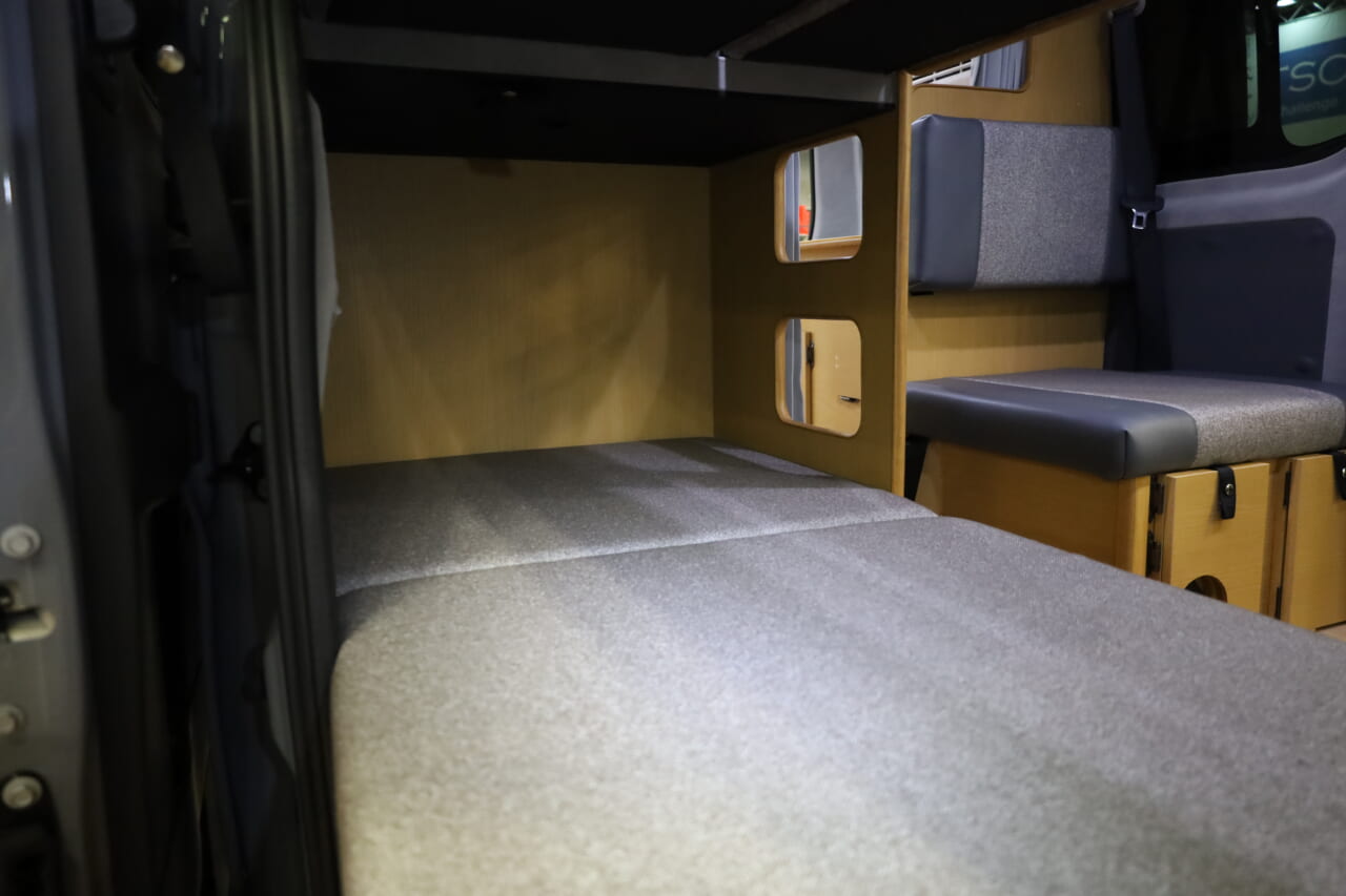 下段ベッドは幅700mm×長さ1850mmのゆったりサイズ。くつろぎの時間はベンチシートにもなる。｜「おいおい、これは住めちゃうぞ」クルマの中に電子レンジや冷蔵庫、キッチンまで装備。もはや1Kの部屋みたいで便利に使えそう。