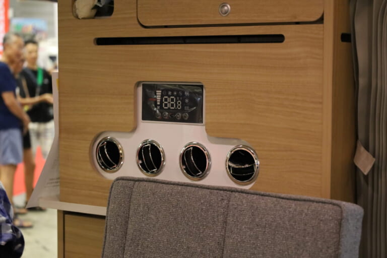 上質な空間にクーラーパッケージを標準装備。AC100V出力が1000W以上のポータブルバッテリーもしくは外部100V電源で稼動できる。クーラーパッケージレス仕様も選択可能。|「軽とは思えない」チープさ排除でブッ刺さる、まるで走るタイニーハウス。普通に手の届く価格帯が嬉しい軽キャンパー。