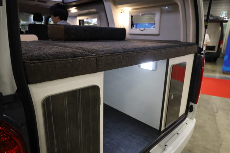 常設ベッド下は大容量の収納スペース。釣りザオなどの長尺物も積載可能だ。|トヨタ車「衝撃の広さに感服」サイズ選びの新基準、ありそうでなかった珠玉の一台。経済的にクルマ旅。駐車場にも困らない。
