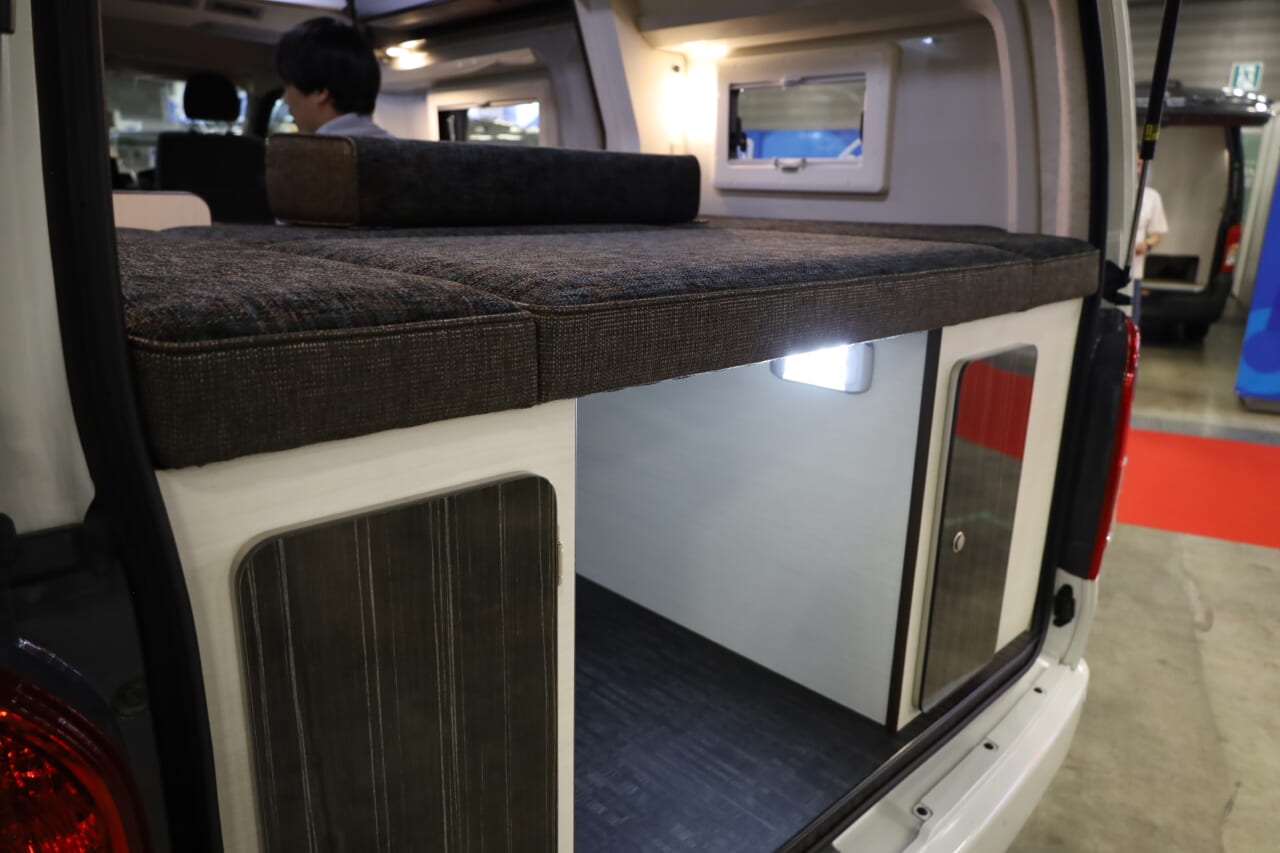 常設ベッド下は大容量の収納スペース。釣りザオなどの長尺物も積載可能だ。|トヨタ車「衝撃の広さに感服」サイズ選びの新基準、ありそうでなかった珠玉の一台。経済的にクルマ旅。駐車場にも困らない。