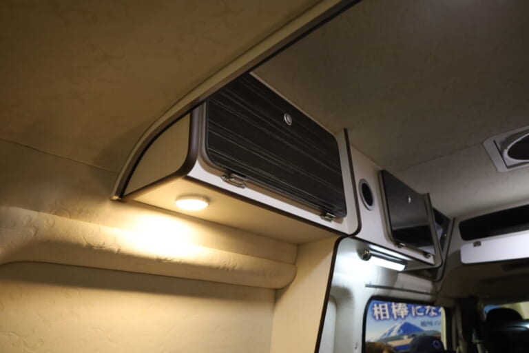 室内上部に全5つの収納棚を設置。長期のクルマ旅で便利に使える。|トヨタ車「衝撃の広さに感服」サイズ選びの新基準、ありそうでなかった珠玉の一台。経済的にクルマ旅。駐車場にも困らない。