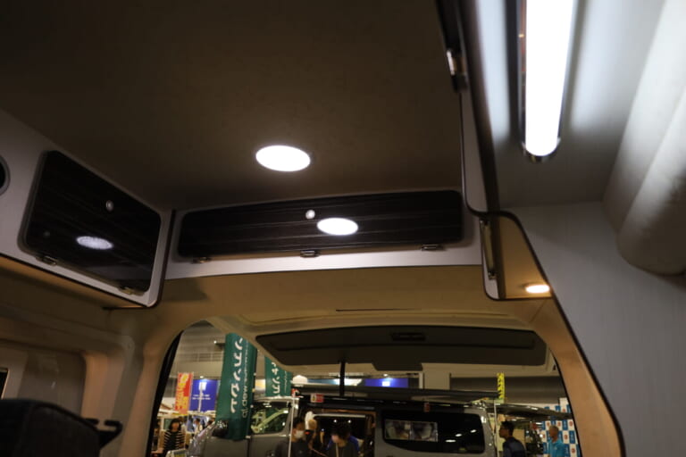 室内上部に全5つの収納棚を設置。長期のクルマ旅で便利に使える。|トヨタ車「衝撃の広さに感服」サイズ選びの新基準、ありそうでなかった珠玉の一台。経済的にクルマ旅。駐車場にも困らない。