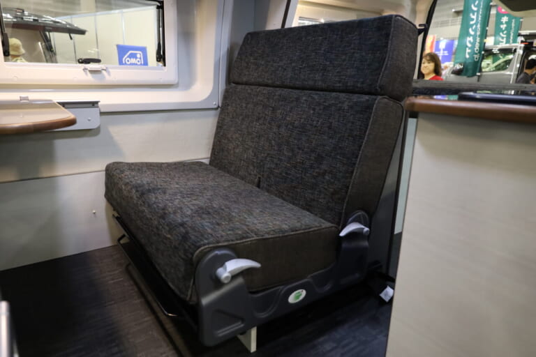 ゆったりくつろげる後部座席はベッド展開も可能。テーブルは折りたたみ式。|トヨタ車「衝撃の広さに感服」サイズ選びの新基準、ありそうでなかった珠玉の一台。経済的にクルマ旅。駐車場にも困らない。