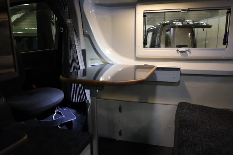 ゆったりくつろげる後部座席はベッド展開も可能。テーブルは折りたたみ式。|トヨタ車「衝撃の広さに感服」サイズ選びの新基準、ありそうでなかった珠玉の一台。経済的にクルマ旅。駐車場にも困らない。