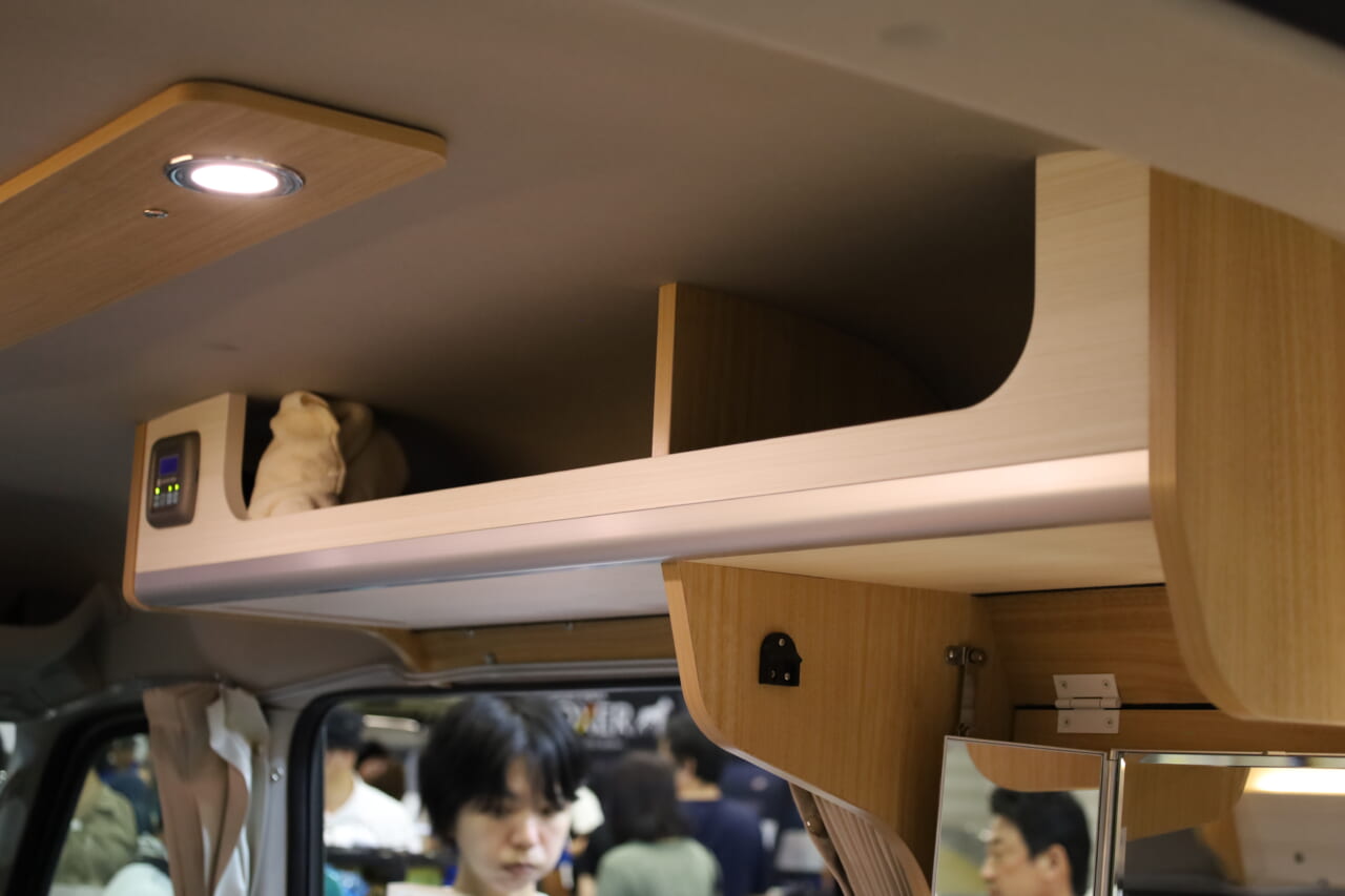 右サイド上部の大型オープンラック。左スライドドア上部にはハンガーフック2個を標準装備し、外出から戻った際のバッグやジャケットの置き場所にも困らない。｜「軽とは思えない」チープさ排除でブッ刺さる、まるで走るタイニーハウス。普通に手の届く価格帯が嬉しい軽キャンパー。