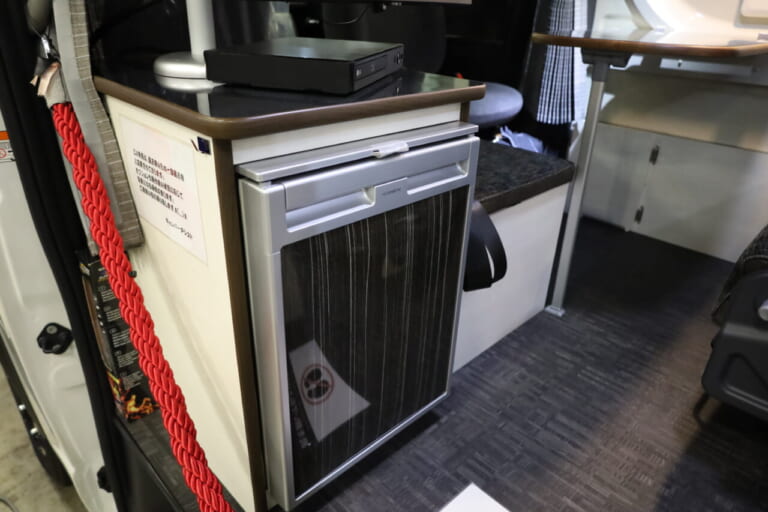 大容量の40L冷蔵庫を標準装備。ロングドライブや長期間のクルマ旅をサポートする。|トヨタ車「衝撃の広さに感服」サイズ選びの新基準、ありそうでなかった珠玉の一台。経済的にクルマ旅。駐車場にも困らない。