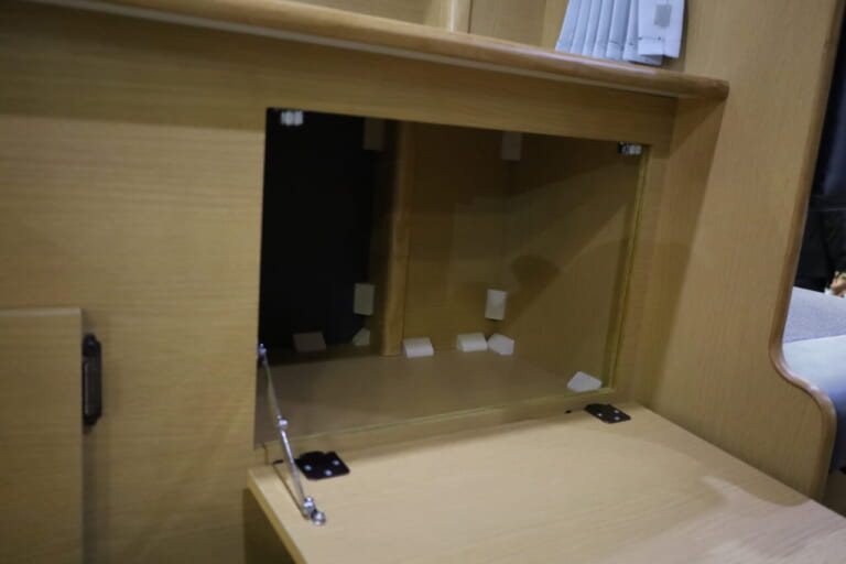 キャビネットには収納庫も装備。キッチンストッカーとして便利に使える。｜「おいおい、これは住めちゃうぞ」クルマの中に電子レンジや冷蔵庫、キッチンまで装備。もはや1Kの部屋みたいで便利に使えそう。