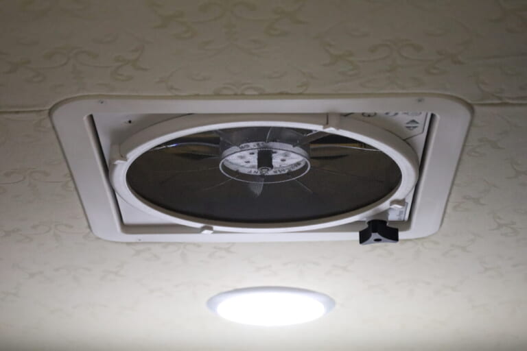 オプションで電動ファンとルームエアコンを用意。まるで家に居るような快適な室内環境が作り出せる。|トヨタ車「衝撃の広さに感服」サイズ選びの新基準、ありそうでなかった珠玉の一台。経済的にクルマ旅。駐車場にも困らない。