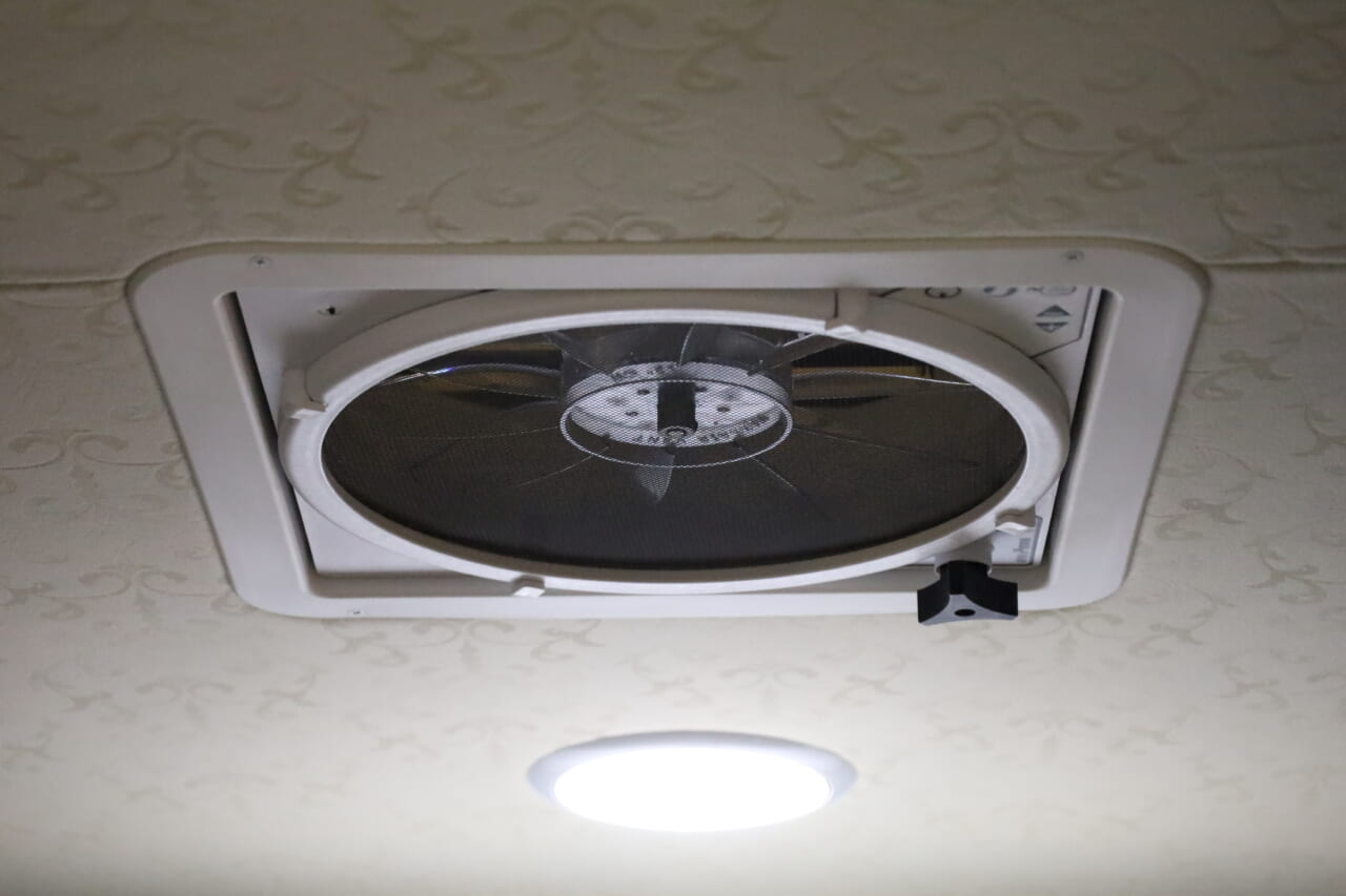 |トヨタ車「衝撃の広さに感服」サイズ選びの新基準、ありそうでなかった珠玉の一台。経済的にクルマ旅。駐車場にも困らない。