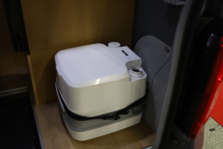 リアスペースはカーテンを閉じれば個室になりポータブルトイレを置けばレストルームにもなる。｜「おいおい、これは住めちゃうぞ」クルマの中に電子レンジや冷蔵庫、キッチンまで装備。もはや1Kの部屋みたいで便利に使えそう。