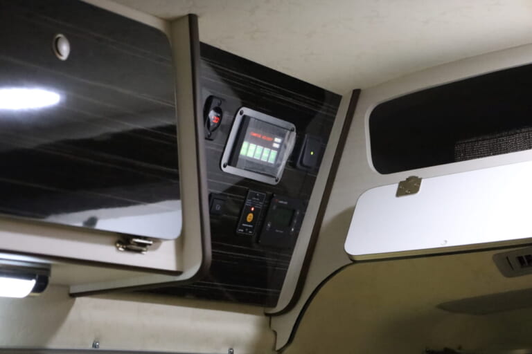 スライドドア上部にあるスイッチユニット。外出時や帰車時に操作しやすい位置にある。|トヨタ車「衝撃の広さに感服」サイズ選びの新基準、ありそうでなかった珠玉の一台。経済的にクルマ旅。駐車場にも困らない。