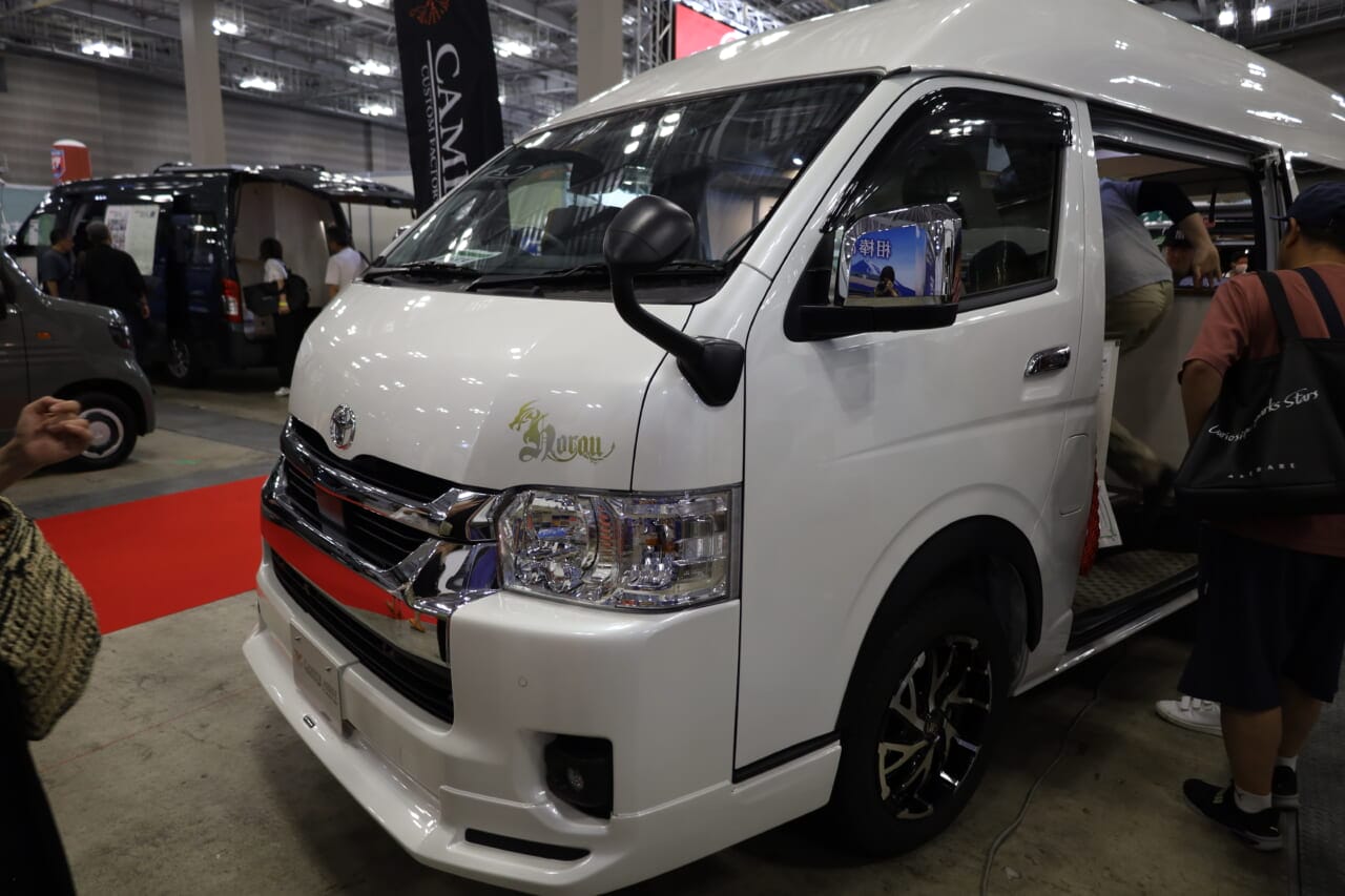 東京キャンピンカーショー2025の展示車の価格はオプション装備料込みで1059万3490円（税込、諸費用等別途）｜トヨタ車「衝撃の広さに感服」サイズ選びの新基準、ありそうでなかった珠玉の一台。経済的にクルマ旅。駐車場にも困らない。