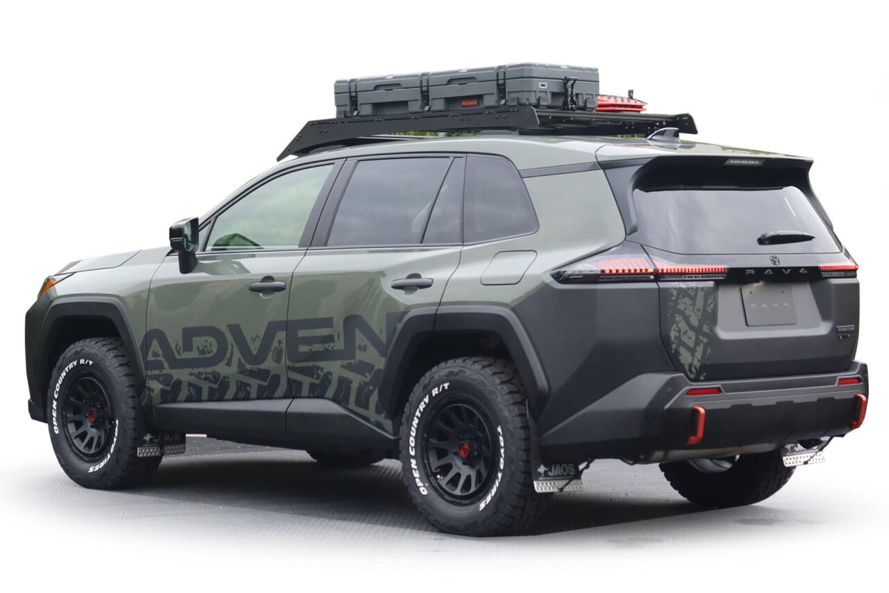 ｜顔つき一変、タフなプロテクターが「無骨」でいい感じ。豊田自動織機が新型RAV4カスタムを披露【東京オートサロン2026】