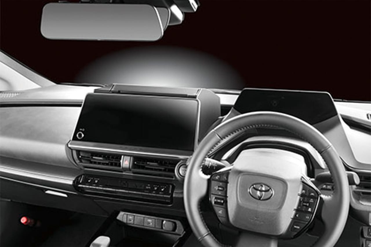 プリウス専用ティシューケース(NZ843)を装着した状態|「これは革新的」「デッドスペースにピッタリとハマる」簡単装着で効果抜群! スタイリッシュで見た目もイイ感じのカーグッズを紹介