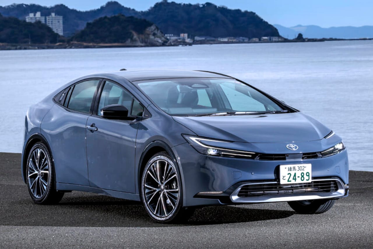 トヨタのプリウス|「これは革新的」「デッドスペースにピッタリとハマる」簡単装着で効果抜群! スタイリッシュで見た目もイイ感じのカーグッズを紹介