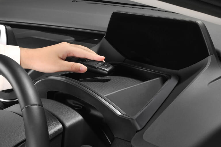 プリウス専用トレー NZ884K［カーメイト］を実際に装着した例｜「おぉ〜コレめっちゃ欲しい…」トヨタ車のデッドスペースにすっぽりハマる！ 工具不要で2分で装着OKの便利なカーグッズを紹介