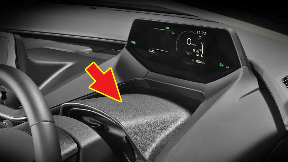 「おぉ〜コレめっちゃ欲しい…」トヨタ車のデッドスペースにすっぽりハマる! 工具不要で2分で装着OKの便利なカーグッズを紹介