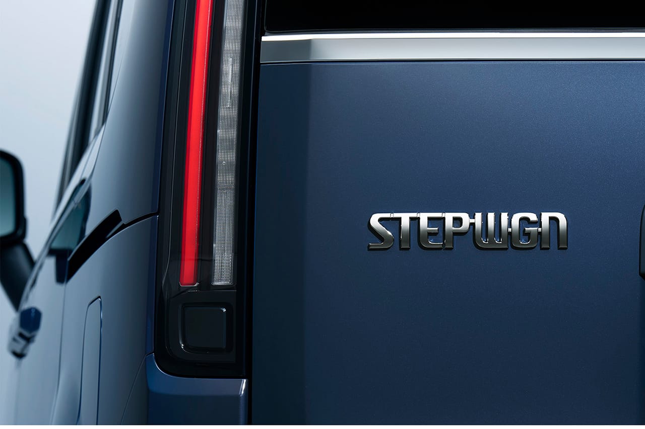 ステップワゴン30周年記念車には、初代ロゴが復活。「懐かしい」と豪華すぎるを併せ持つメモリアルな1台。