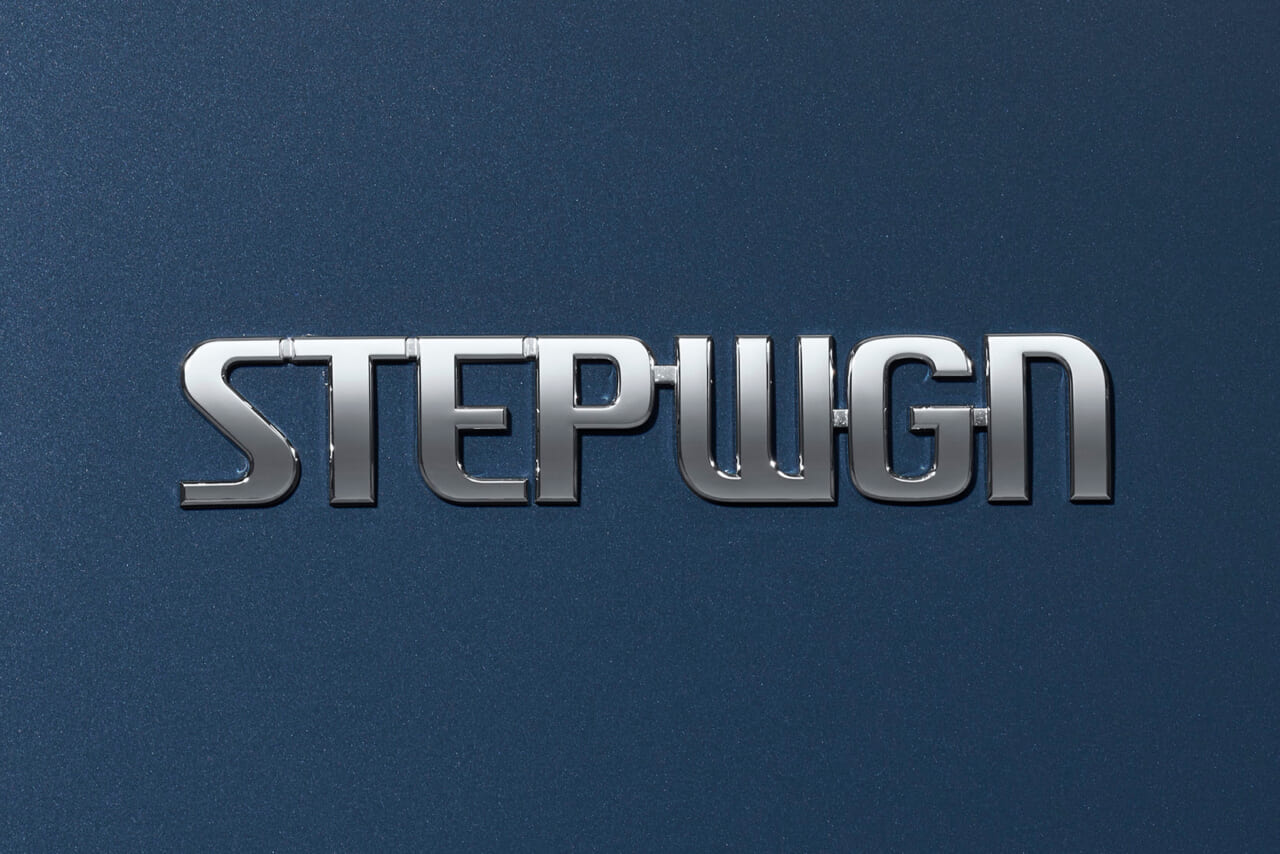 |ステップワゴン30周年記念車には、初代ロゴが復活。「懐かしい」と豪華すぎるを併せ持つメモリアルな1台。