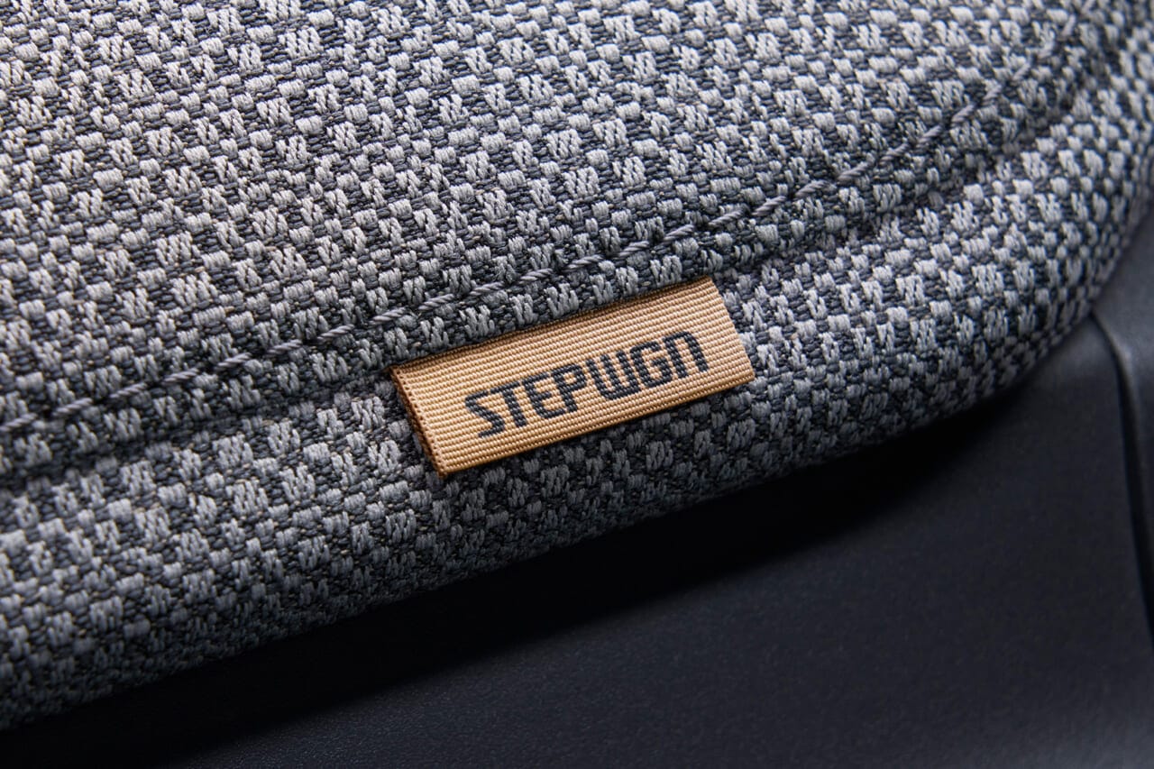 |ステップワゴン30周年記念車には、初代ロゴが復活。「懐かしい」と豪華すぎるを併せ持つメモリアルな1台。