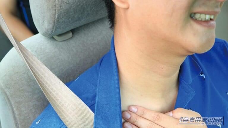 エンジンルームから「ガァー」という異音がして「グワングワン」車体が揺れる。かなり衝撃で編集部員は大ダメージを負う。走行中いきなりPにシフトしてみたら…（2ページ目）