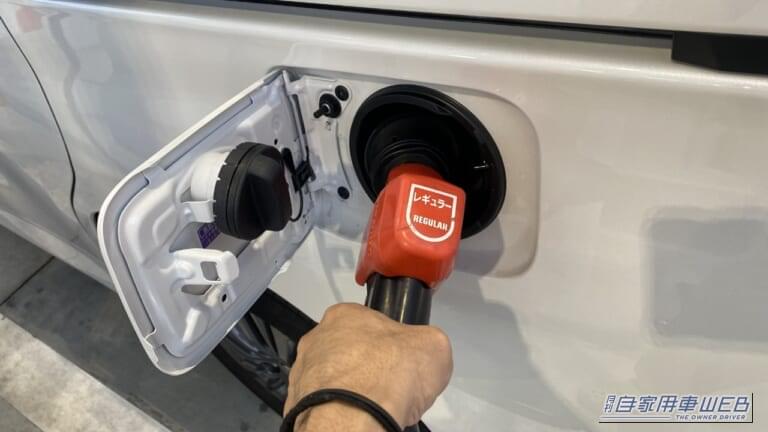 トヨタ・ヴォクシーに給油している様子。｜「それ間違ってるよ」マジで損してた。多くの人が気づいていない。すぐに試したい裏ワザと”ソレダメ”行為。