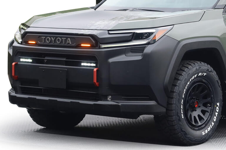 顔つき一変、タフなプロテクターが「無骨」でいい感じ。豊田自動織機が新型RAV4カスタムを披露【東京オートサロン2026】