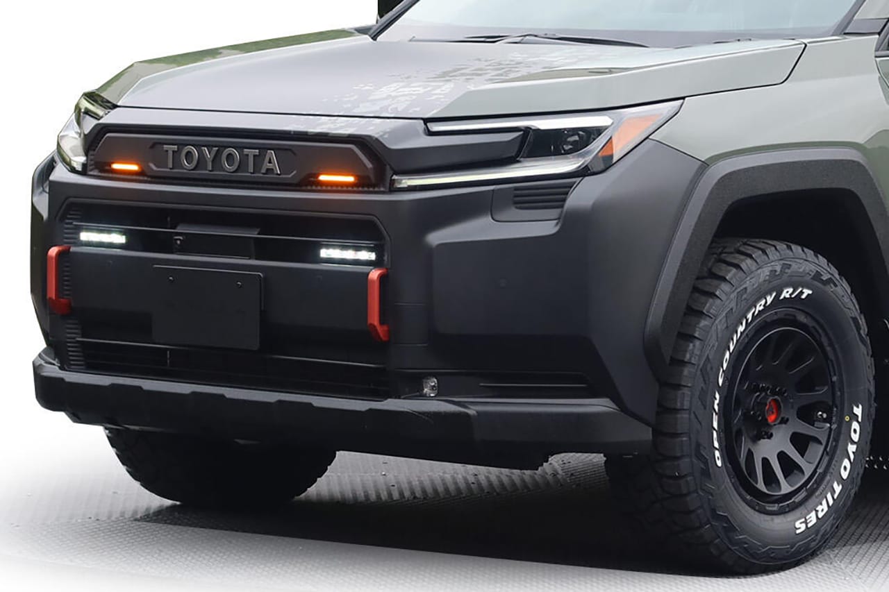 顔つき一変、タフなプロテクターが「無骨」でいい感じ。豊田自動織機が新型RAV4カスタムを披露【東京オートサロン2026】