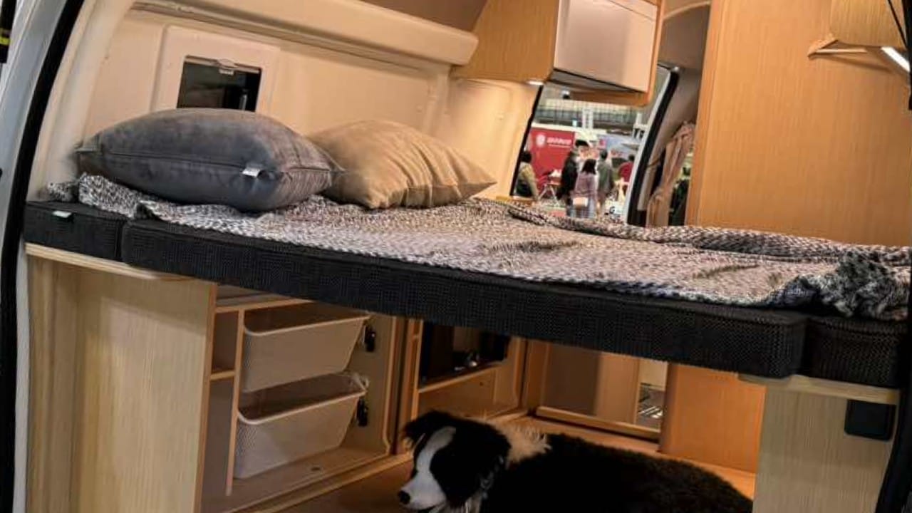 「もはや2人暮らしできる…」まさに“移動する上質空間”はクルマの中とは思えない。冷蔵庫・キッチン・トイレ付き