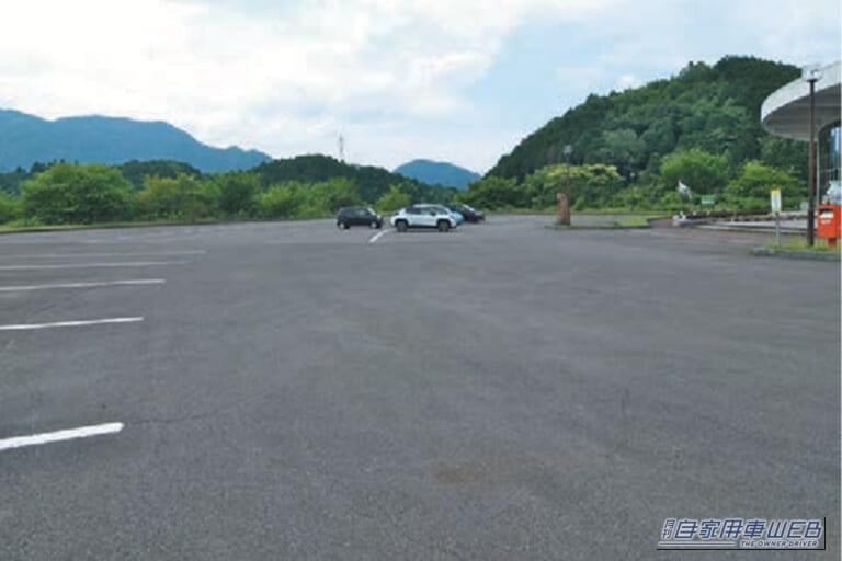 日本まん真ん中センターの駐車場|「ナゼこうなった?」「中に入ったら理解できた…」奇抜過ぎるデザインには意味があった! ずっと気になっていた謎施設を訪問